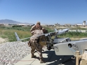 příprava ScanEagle na odpalovacím zařízení před startem