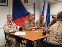 Generálporučík Bečvář při informačním briefingu na HAKIA