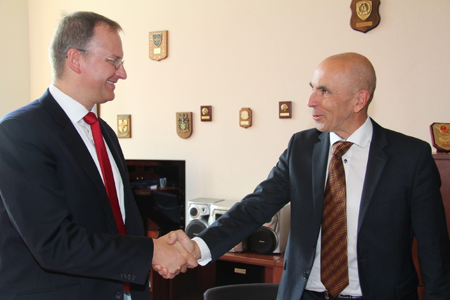 Náměstek ministra obrany a zástupce společnosti Hewlett-Packard 