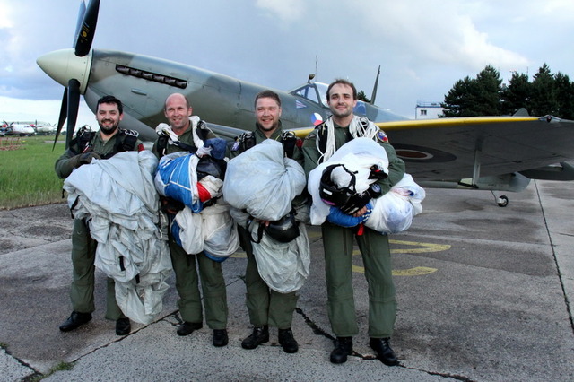 Parašutisté po seskoku před spitfirem