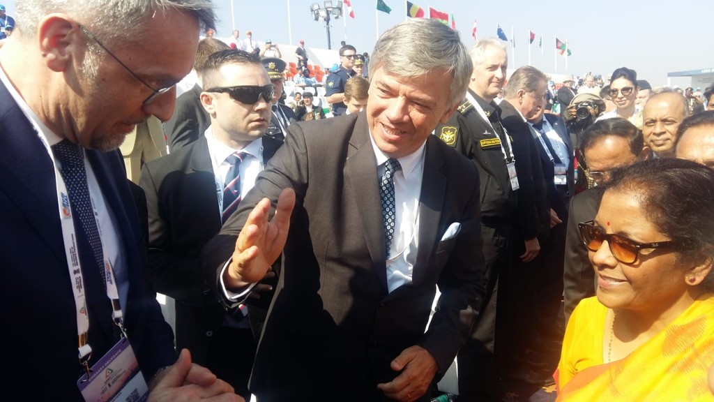 Oficiální přivítání Lubomíra Metnara indickou ministryní. Zleva: Lubomír Metnar, velvyslanec ČR v Indii Milan Hovorka, ministryně obrany Indie Nirmala Sitharaman