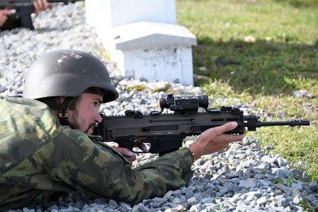 Jakub Holuša při střelbě z útočné pušky BREN
