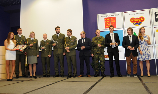 Kalendář Dukla 2015 pokřtili sportovci z kalendáře