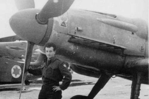 Nori Harel u bývalé čs. Avie S-199