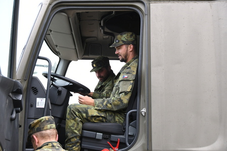Ondřej Synek si zkusil řídit terénní nákladní Tatru
