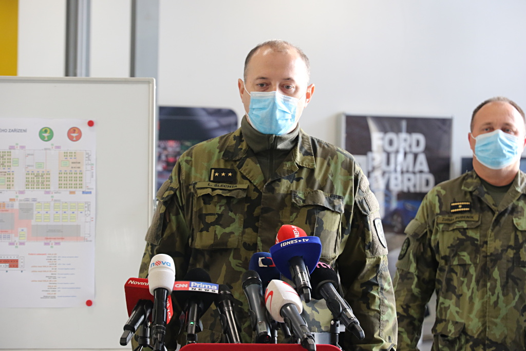 Plukovník Ladislav Šlechta přítomné seznámil s průběhem výstavby záložní nemocnice v Letňanech.