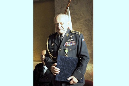 Zemřel bývalý stíhací pilot RAF Zdeněk Škarvada