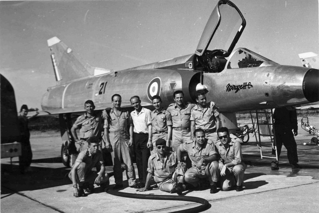 Ve Francii v roce 1961 před Mirage IIIC Noria Harel stojí druhý zleva