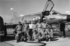 Ve Francii v roce 1961 před Mirage IIIC Noria Harel stojí druhý zleva