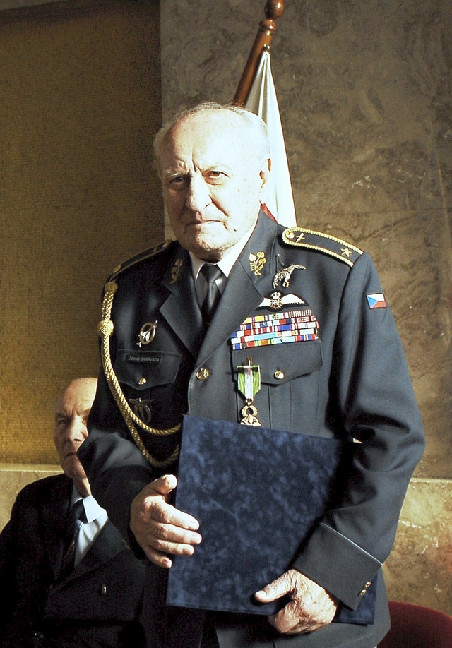Vojenský hist. ústav 2010  gen. Škarvada dostal Kříž obrany státu