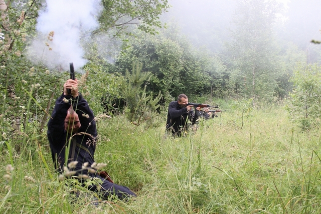Příslušníci skupiny OPFOR simulují dělostřelecký přepad. 