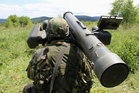 Český operátor protiletadlového raketového kompletu RBS-70 vyhledává cíl. 