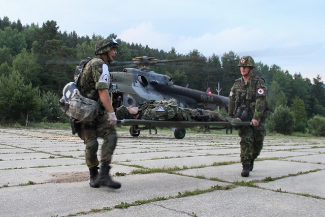 Raněného, v tomto případě českého vojáka, je potřeba transportovat na vyšší úroveň zdravotní péče. 