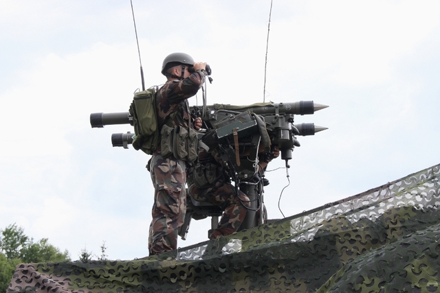 Příslušníci maďarských ozbrojených sil na Boleticích cvičí s protiletadlovými raketovými komplety MISTRAL. 