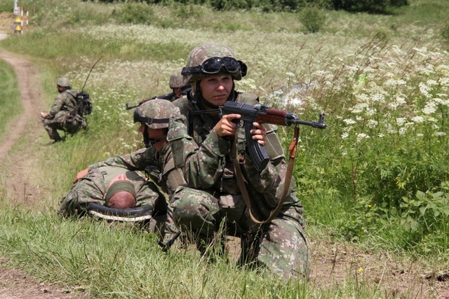 Slovenští vojáci zabezpečují prostor před přistáním MEDEVAC. 