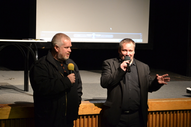 Vojenský kameraman Jiří Hokův (vlevo), autor filmového dokumentu „Příběh – česká stopa v Kosovu“ a moderátor akce Radek Komoráš