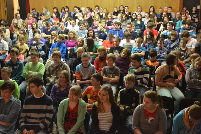 Sál Domu kultury zaplnili studenti boleslavských škol