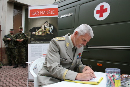Generálporučík Petr Pavel vypisuje dotazník pro dárce kostní dřeně
