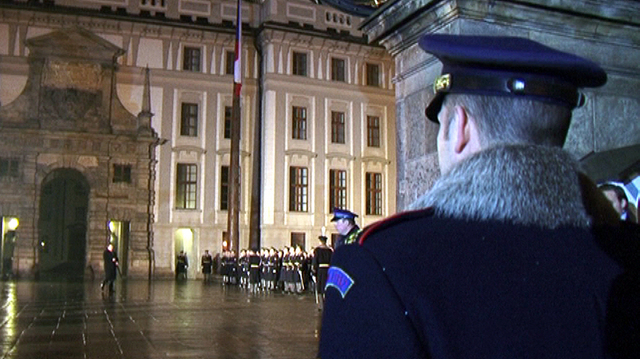 Hradní stráže při symbolickém aktu uzamčení Pražského hradu (3)