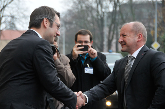 Maďarského ministra obrany Istvána Simicska vítá náměstek Jakub Landovský