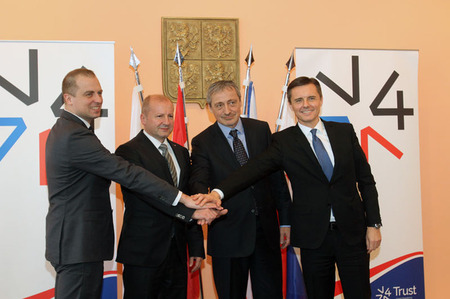 Představitelé zemí V4 na mimořádném zasedání v Praze