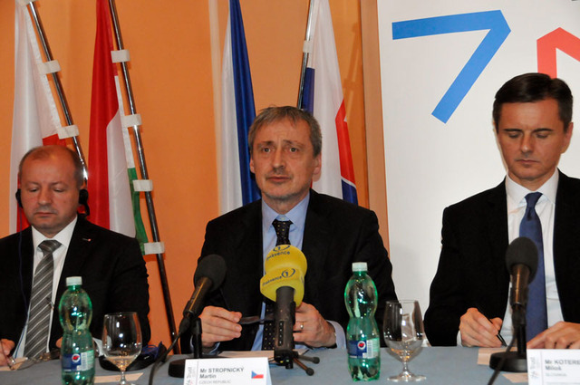 Ministr obrany České republiky Martin Stropnický seznámil média s obsahem mimořádného zasedání V4 v Praze