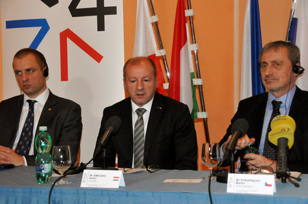 Maďarský ministr obrany István Simicskó (uprostřed) hovořil o iniciativách V4 v řešení nejen migrační krize