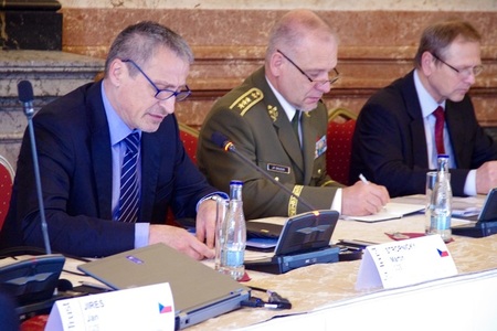 Fotogalerie: Ministři obrany V4 jednají v Liblicích