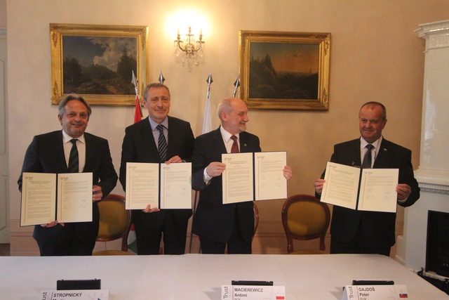 Ministři obrany po podpisu společné deklarace