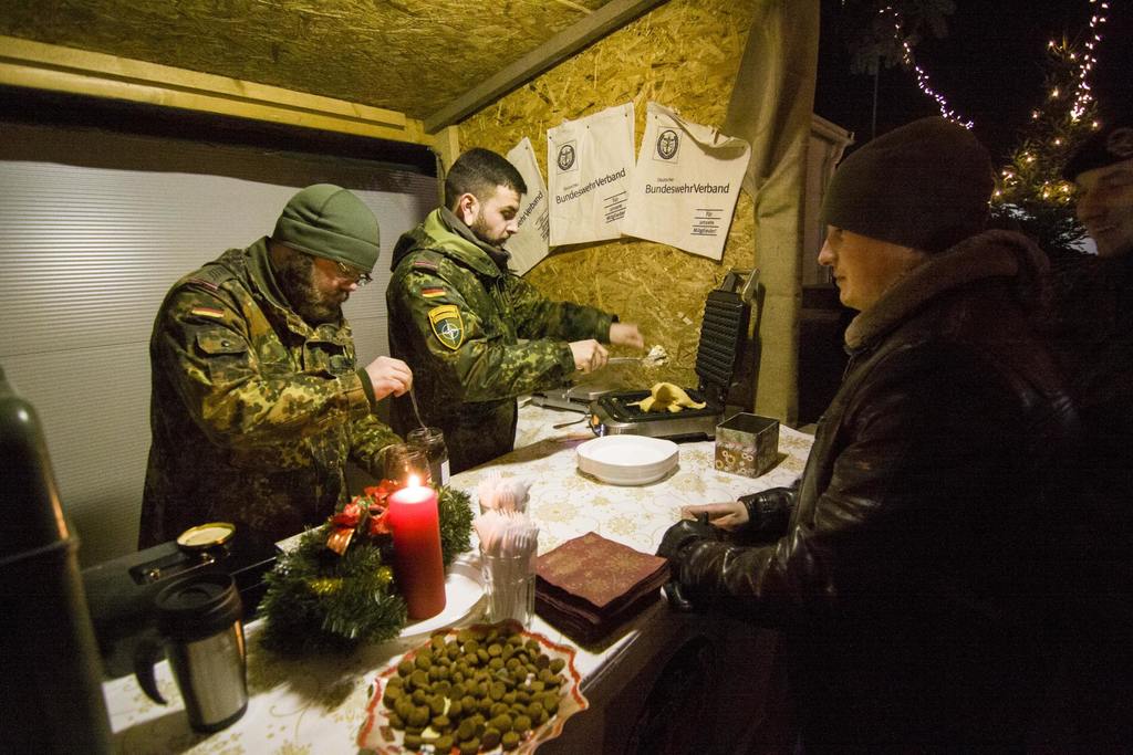 Vojáci na misi v Litvě si vytvořili vánoční trhy