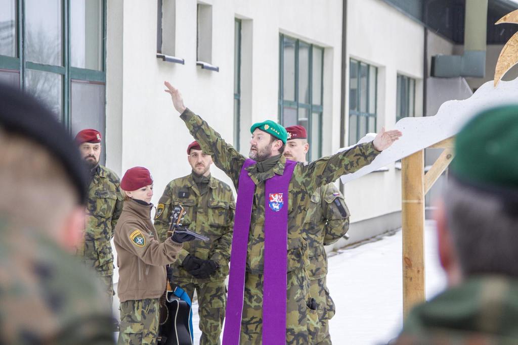 Vojáci na misi v Litvě si vytvořili vánoční trhy