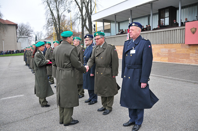 Rektor-velitel UO brigádní generál Bohuslav Přikryl předává vyznamenání