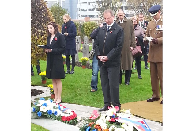 Britská velvyslankyně Jan Thompson a státní tajemník MO Daniel Koštoval během ceremoniálu na pražských Olšanských hřbitovech