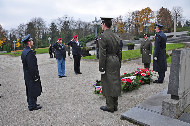 Představitelé Klubu výsadkových veteránů Jana Kubiše Brno sdružení po položení kytice