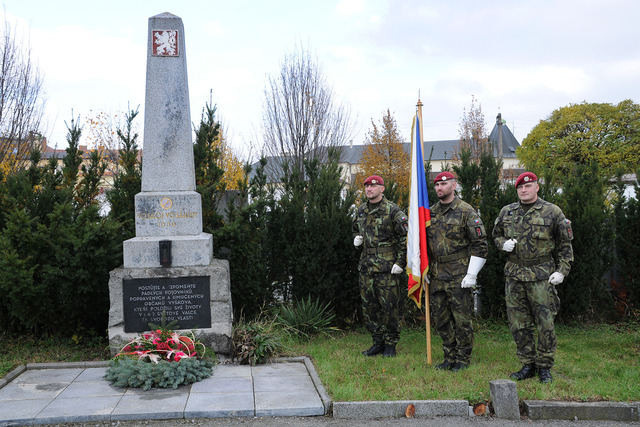 Čestnou stafáž u památníku Vojáci vojákům tvořili vyškovští příslušníci