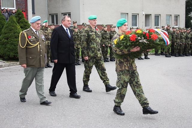 Žáka vojenské střední školy doprovází (zleva) plk. ve výslužbě. Alfonsem Tomáškem - předseda Krajské org. sdružení válečných veteránů ČR, Miloš Izák, starosta města a pplk. Viliam Beke, náčelník štábu VSŠ a VOŠ MO Mor. Třeb.