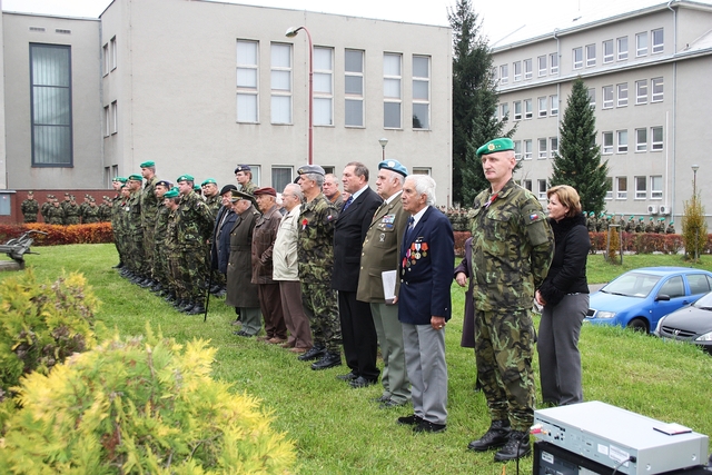 Zprava pplk. Viliam Beke (NŠ), Vladimír Báča z ČSBS , plk. v.v. Alfons Tomášek z SVV, plk. gšt. Zdeněk Macháček (velitel školy), členové Klubu vojenských důchodců