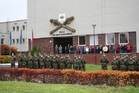 Nastoupení studenti a pracovníci školy
