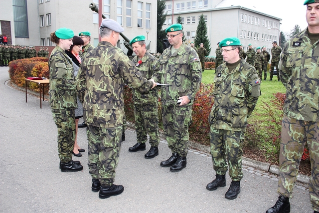 Velitel školy při předávání medailí ZA službu v ozbrojených silách