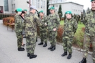 Velitel školy při předávání medailí ZA službu v ozbrojených silách