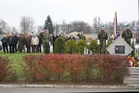 Akt se odehrál v areálu školy u památníku, u mikrofonu v popředí plk.  Josef Hloupý, zástupce velitele školy, za ním hosté z řad zástupců Čs. obce legionářské, Českého svazu bojovníků za svobodu, Sdružení válečných veteránů ČR, zastupitel města starosta Miloš Izák a členové klubu vojenských důchodců