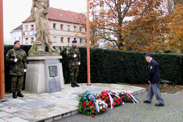 Kladeni věnců v podání představitele československé obce legionářské Zdeňka Hrušky