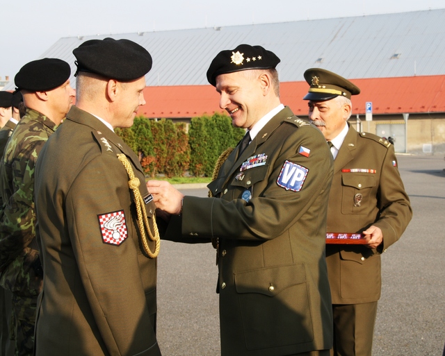 Náčelník štábu Vojenské policie oceňuje vojáky