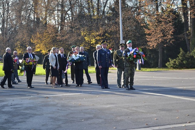 Položení věnců a kytic