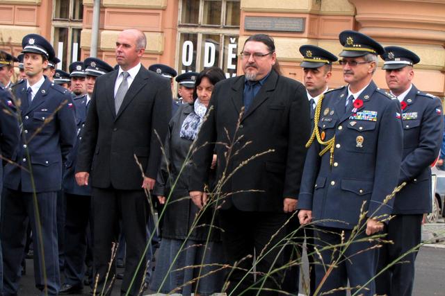 Velitel 25. pluku se starostou Břetislavem Hrdličkou
