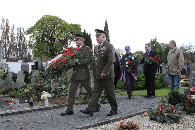Zástupci posádky Vyškov položili věnec společně se zástupci města Vyškova a Českou a Slovenskou obcí dělostřeleckou