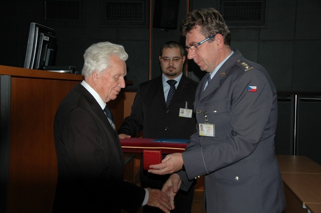 Plukovníku ve výslužbě prof. PhDr. Bohumilu Hnízdovi, CSc. byl udělen Pam​ětní list rektora-velitele Univerzity obrany
