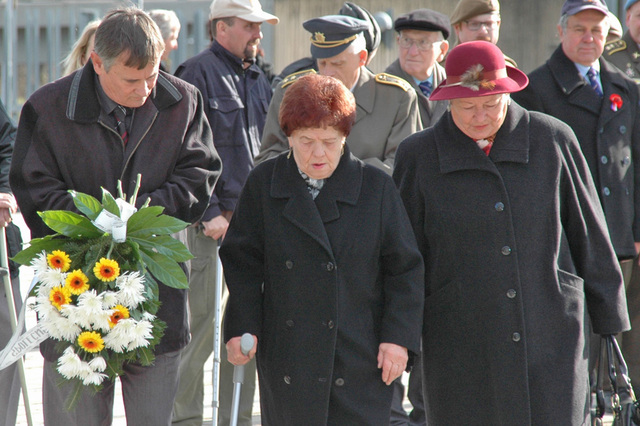 Kytice k památníku položili členové partnerských organizací