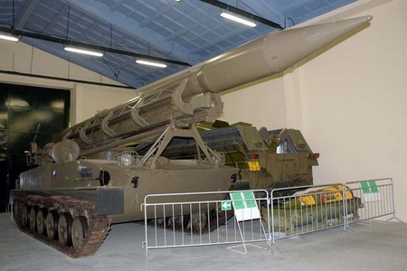 Mobilní odpalovací zařízení pro rakety Luna M (kód NATO Frog), podvozek na bázi plovoucího tanku PT-76 