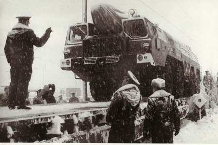 Odjezd sovětských mobilních odpalovacích zařízení a raket SS-12 z ČSSR začal už v roce 1988 